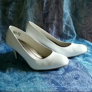 Comfort Plus white pumps by Predictions